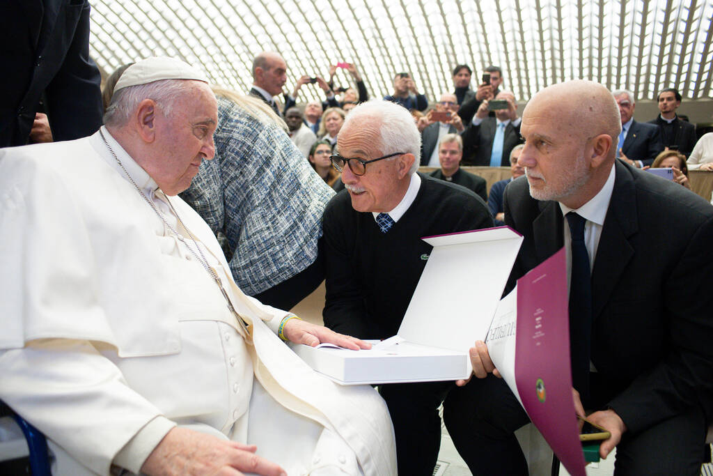 Consegna al Papa Italo DIncà e Gianluca Cometto Vatican Media